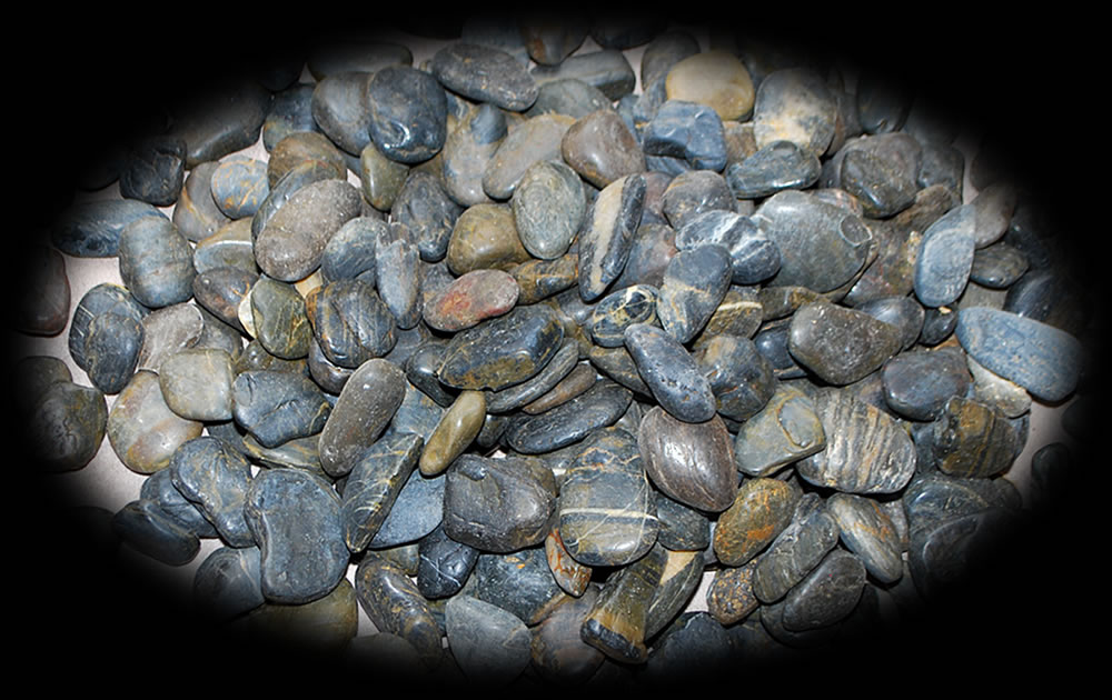 01-landscaping-beach-pebbles-1-and-1-quarter-inch-by-2-inches-black.jpg